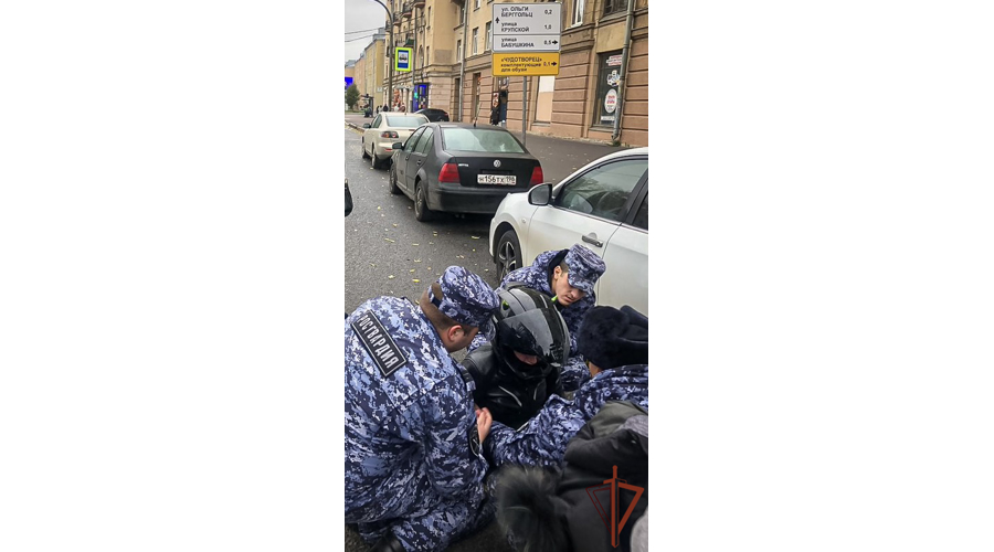 В Санкт-Петербурге росгвардейцы оказали помощь получившей травмы в результате падения мотоциклистке