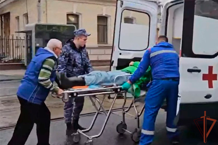 Сотрудники Росгвардии оказали помощь курьеру, получившему травму при падении на одной из улиц Москвы (видео)