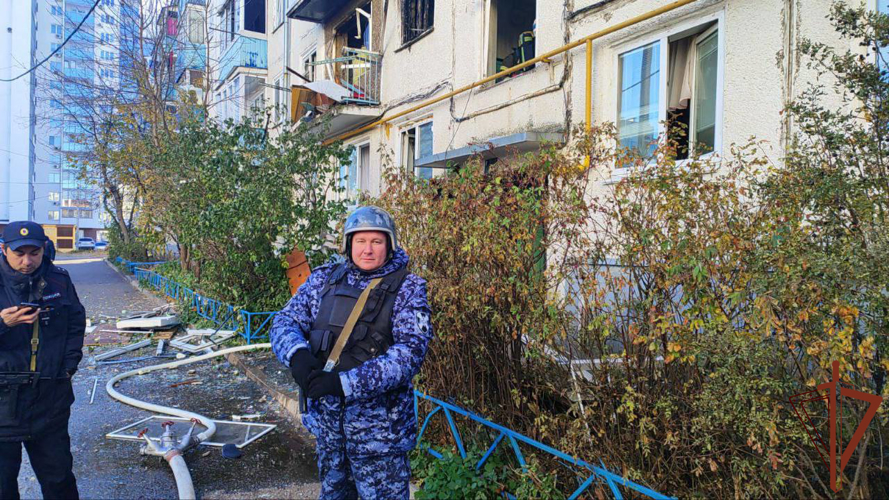 В Уфе росгвардейцы оцепили место возгорания в жилом доме и обеспечивают сохранность имущества граждан