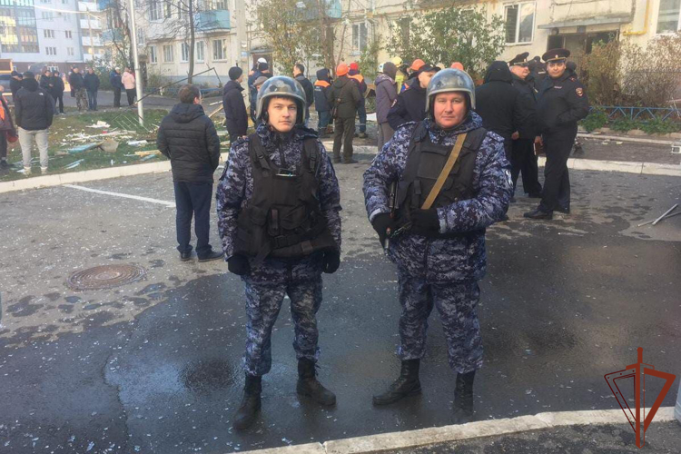 В Уфе росгвардейцы оцепили место возгорания в жилом доме и обеспечивают сохранность имущества граждан