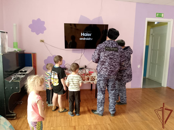 Патриотические мероприятия для подшефных школьников провели росгвардейцы на Урале