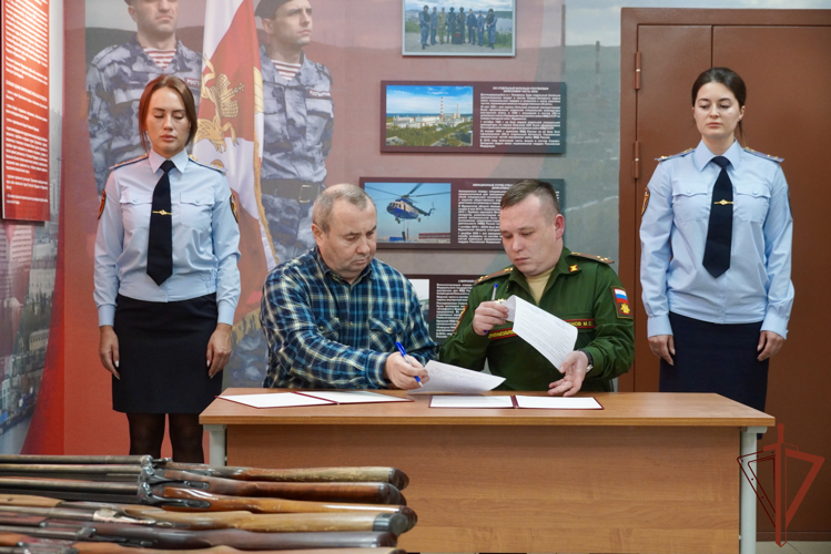 В Мурманской области Росгвардия передала в подразделения Министерства обороны гражданское оружие для нужд СВО