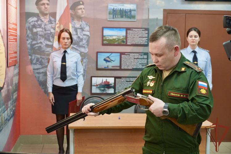 В Мурманской области Росгвардия передала в подразделения Министерства обороны гражданское оружие для нужд СВО