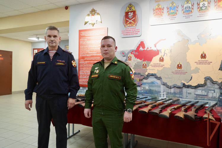 В Мурманской области Росгвардия передала в подразделения Министерства обороны гражданское оружие для нужд СВО