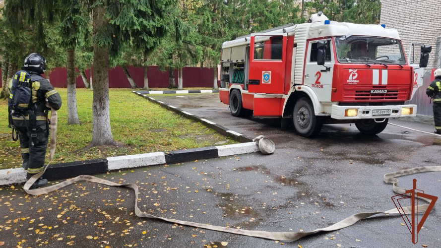 В Псковской области росгвардейцы совместно с сотрудниками МЧС провели противопожарное учение