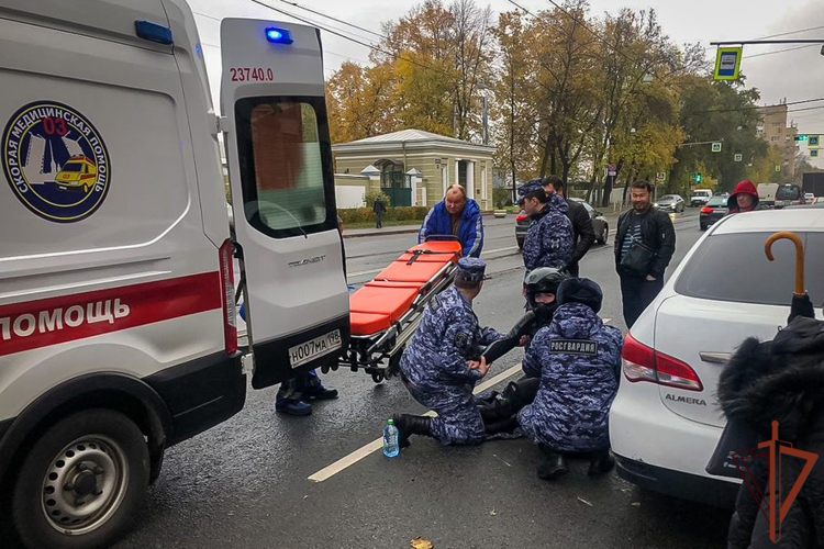 В Санкт-Петербурге росгвардейцы оказали помощь получившей травмы в результате падения мотоциклистке
