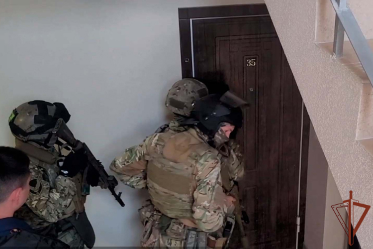 При силовой поддержке ОМОН Росгвардии в Севастополе задержаны подозреваемые в вымогательстве