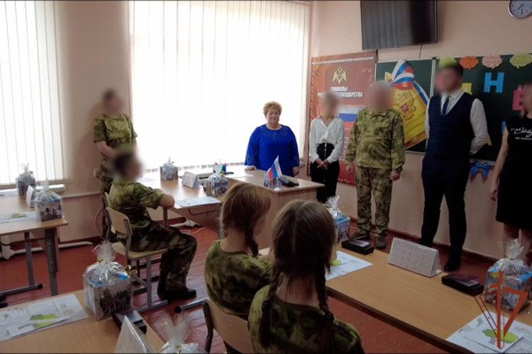 Росгвардия поздравила учителей профильных классов в школах Запорожской и Херсонской областей (видео)