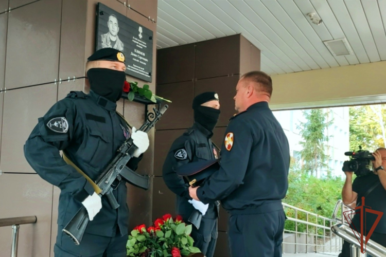 Мемориальную доску погибшему в ходе СВО бойцу ОМОН  открыли в Тамбове