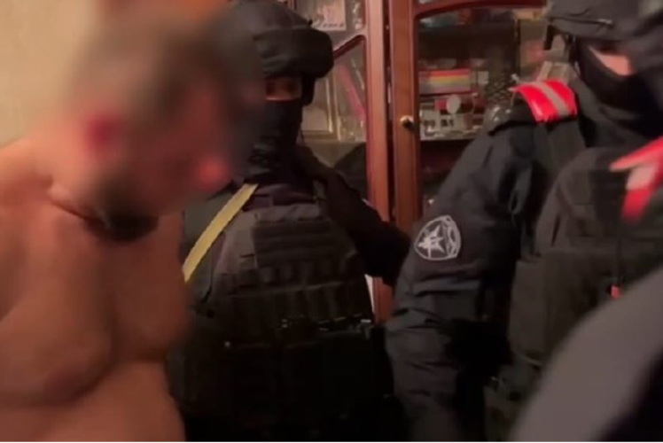 При силовой поддержке СОБР Росгвардии задержан подозреваемый в совершении преступления на юго-западе Москвы (видео)