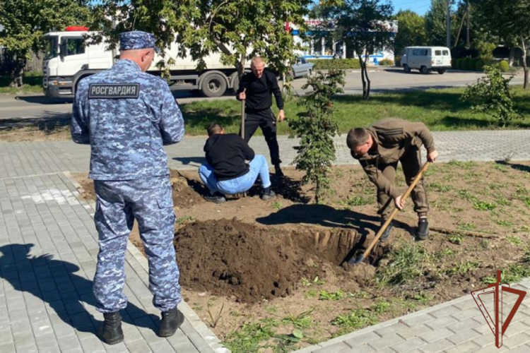 Росгвардейцы приняли участие в закладке аллеи памяти в Алтайском крае
