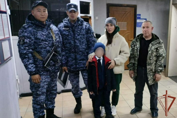 Росгвардейцы в Иркутске оперативно разыскали и вернули родителям потерявшегося мальчика