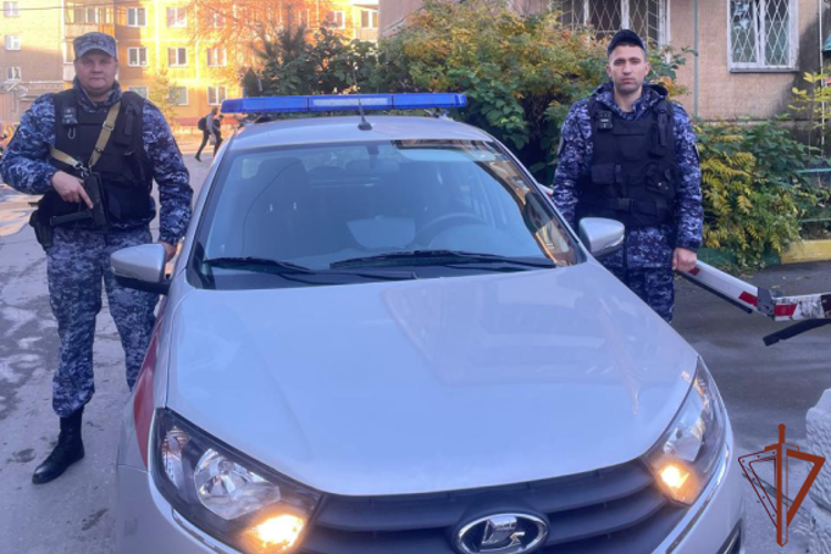 Сотрудники Росгвардии в Новосибирске эвакуировали порядка 15 жильцов из горящего многоквартирного дома