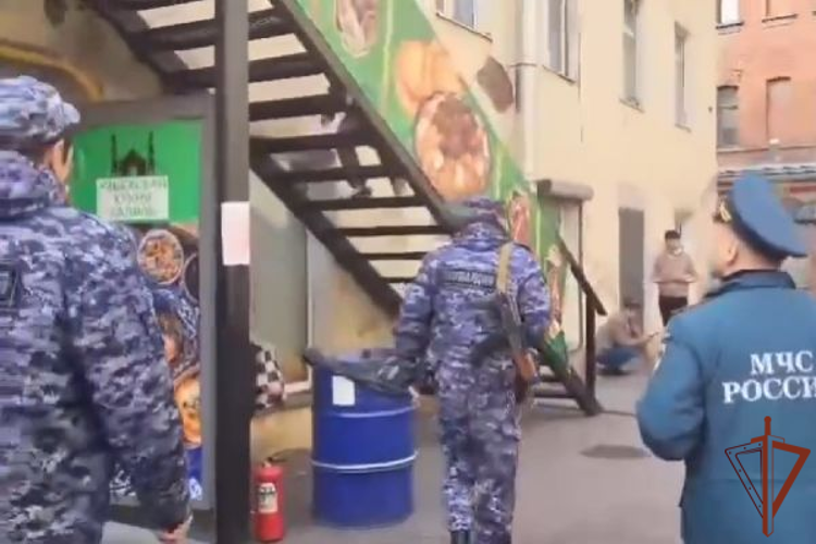 Росгвардейцы в Санкт-Петербурге обеспечили охрану общественного порядка во время рейда по выявлению нарушений в сфере миграции