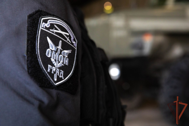 При силовой поддержке ОМОН Росгвардии в Калининграде задержан подозреваемый в незаконном обороте наркотиков (видео)