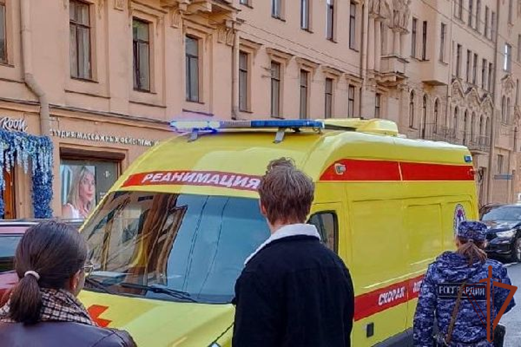 Росгвардейцы в Санкт-Петербурге пришли на помощь почувствовавшей себя плохо девушке