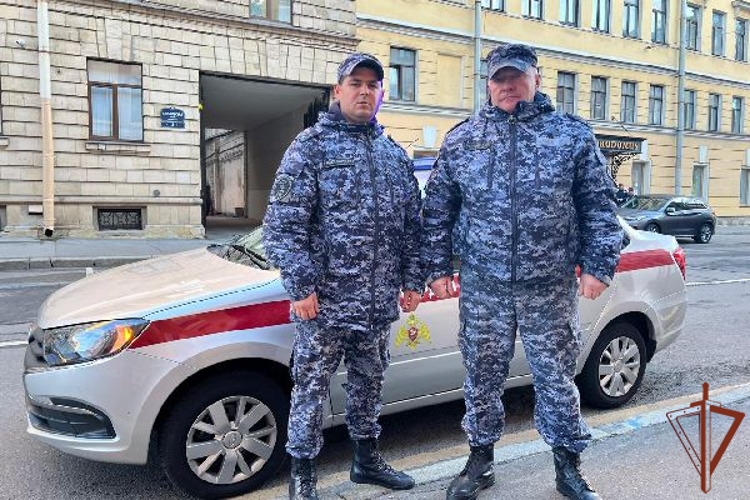 Росгвардейцы в Санкт-Петербурге эвакуировали 15 человек из горящего троллейбуса (видео)