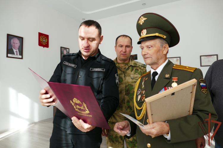 Росгвардейцы в Иркутске поздравили ветерана внутренних войск с 90-летним юбилеем