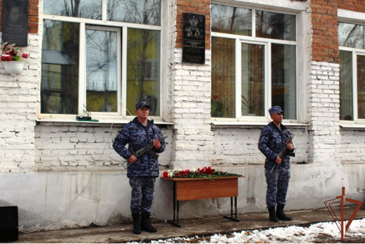 Мемориальную доску в честь погибшего во время СВО росгвардейца открыли в Бурятии