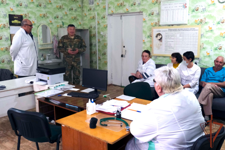 Военнослужащие Росгвардии в Херсонской области поздравили персонал больницы с международным днем врача 