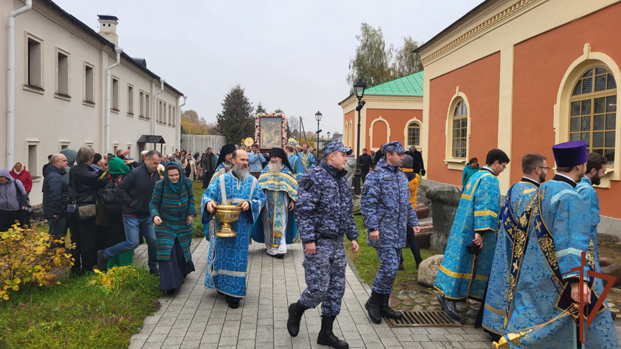 В Ленинградской области росгвардейцы приняли участие в церемонии перенесения Тихвинской иконы Божией матери