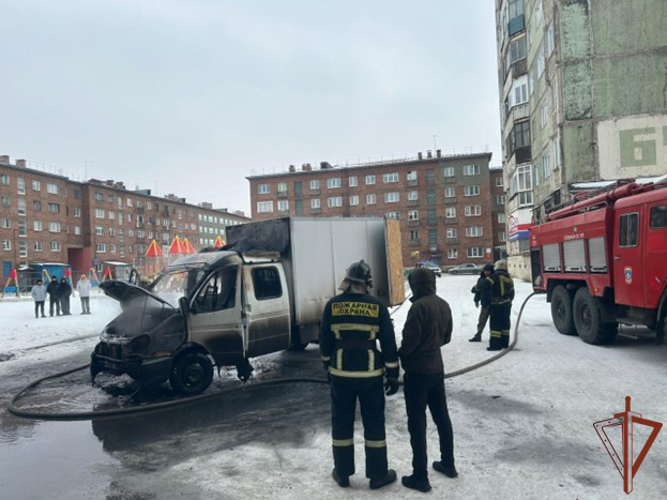 Сотрудники Росгвардии в Красноярском крае потушили горящий автомобиль во дворе дома
