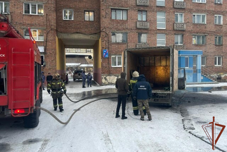 Сотрудники Росгвардии в Красноярском крае потушили горящий автомобиль во дворе дома
