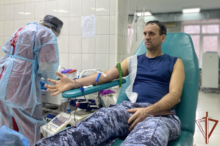Ведомственную донорскую акцию поддержали росгвардейцы в Томске
