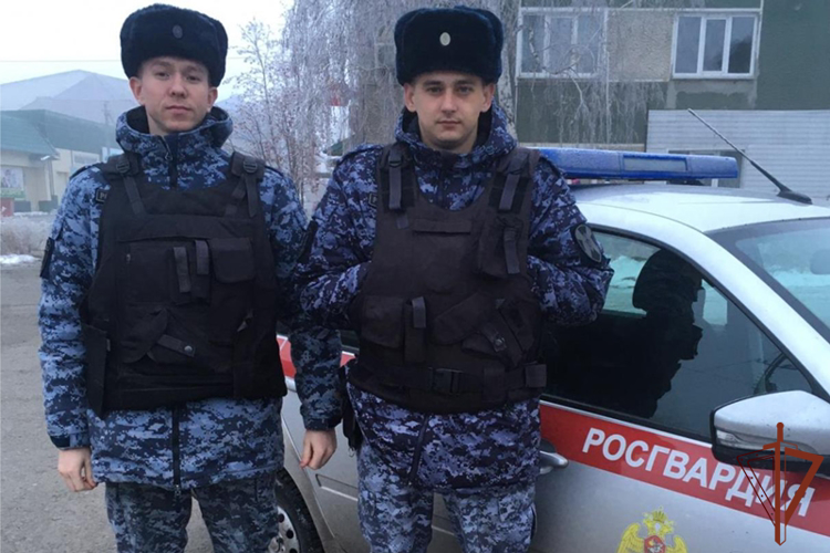 Росгвардейцы в Алтайском крае спасли детей от разъяренной собаки