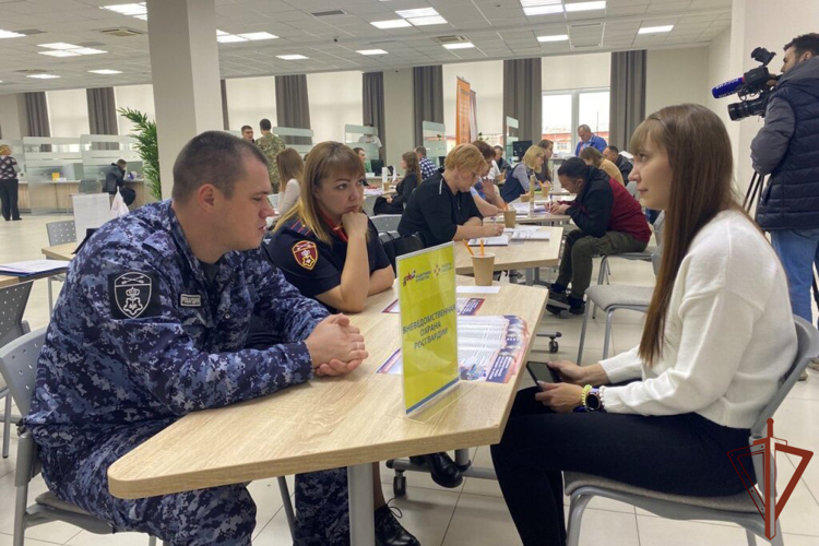 В регионах Сибири росгвардейцы приняли участие в профориентационных мероприятиях
