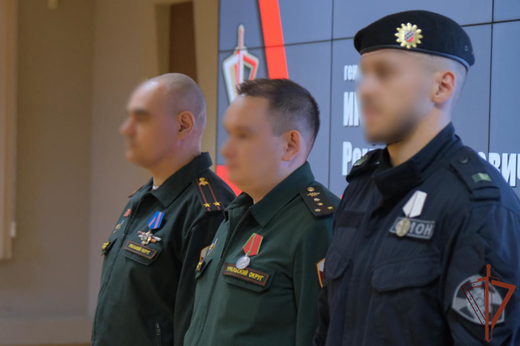 Военнослужащие и сотрудники Уральского округа Росгвардии удостоены государственных наград