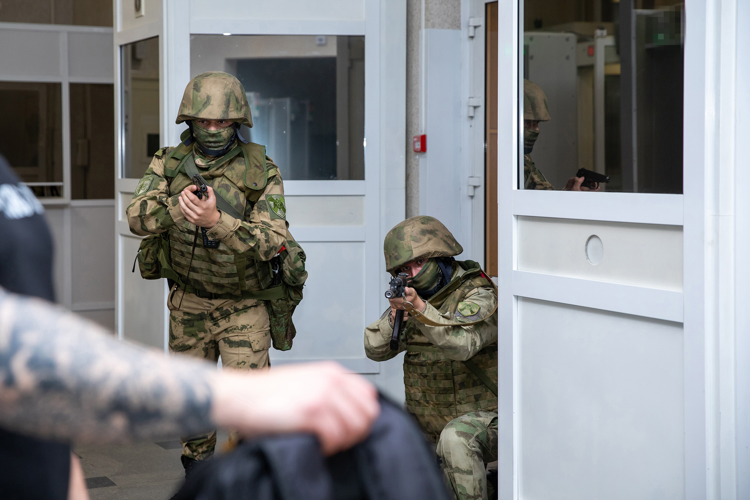 Под надёжной защитой. Фотоальбом.