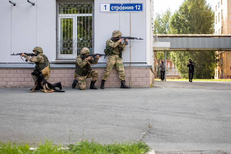 Под надёжной защитой. Фотоальбом.