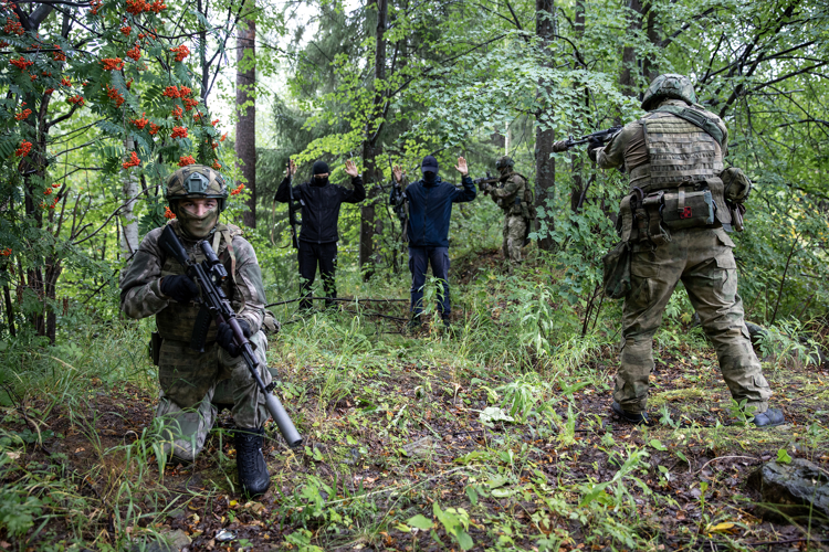 Под надёжной защитой. Фотоальбом.