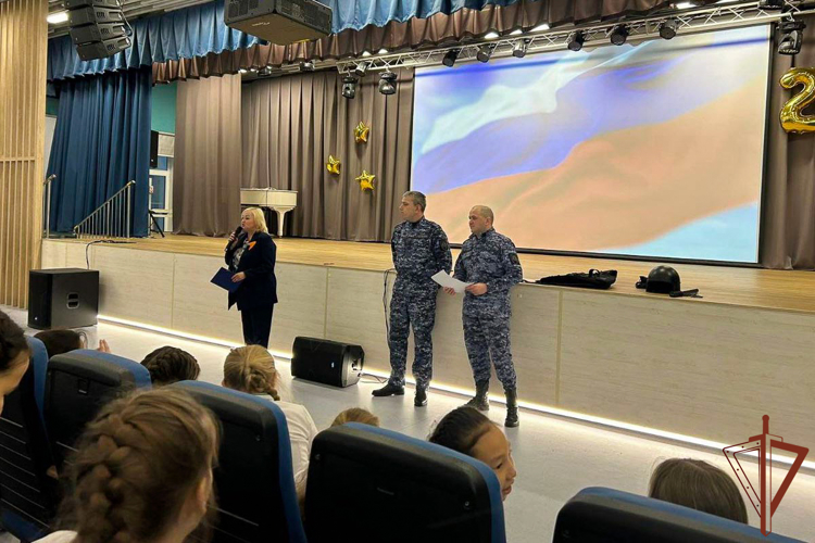 На Урале росгвардейцы продолжают проводить патриотические и профориентационные мероприятия с детьми и молодежью
