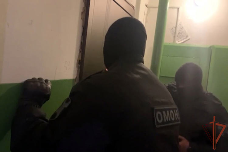 При содействии спецназа Росгвардии в Алтайском крае задержаны подозреваемые в мошенничестве