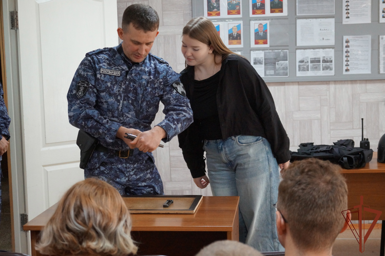 В Сибирском округе Росгвардии прошли Дни открытых дверей для школьников и студентов