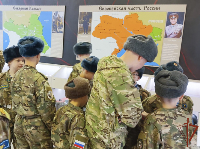 Сотрудники и военнослужащие Росгвардии продолжают проводить патриотические мероприятия для подрастающего поколения на Урале