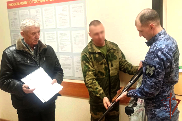 При содействии Росгвардии уральцы передали оружие бойцам в район проведения СВО (видео)