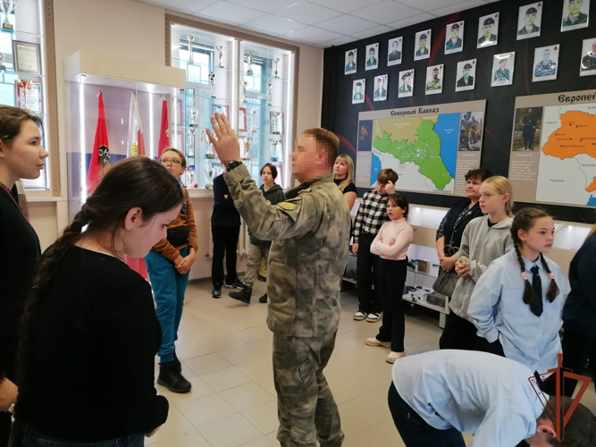 Сотрудники и военнослужащие Росгвардии продолжают проводить патриотические мероприятия для подрастающего поколения на Урале