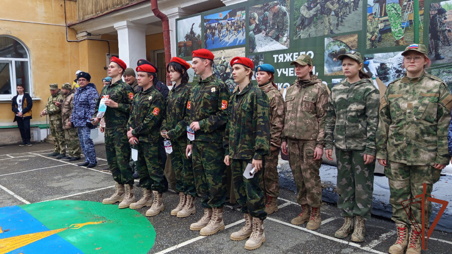 Сотрудники и военнослужащие Росгвардии продолжают проводить патриотические мероприятия для подрастающего поколения на Урале