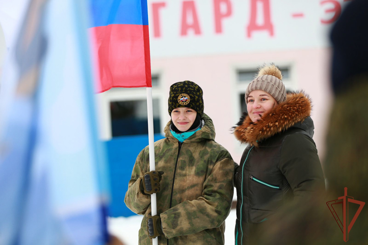Патриотическую работу с подшефной молодежью продолжают росгвардейцы на Урале