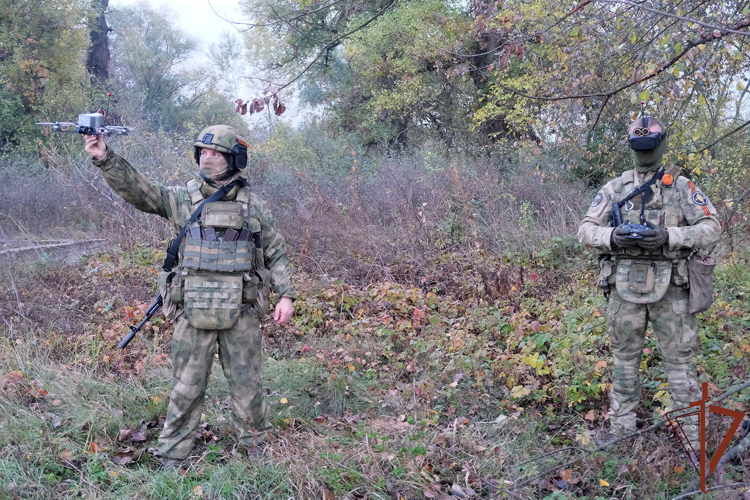 Расчеты FPV-дронов Росгвардии в зоне специальной военной операции совершенствуют навыки управления беспилотниками (видео)