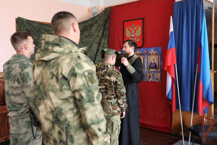 Росгвардейцы в ЛНР приняли участие в молебнах и богослужениях перед выполнением задач спецоперации (видео)