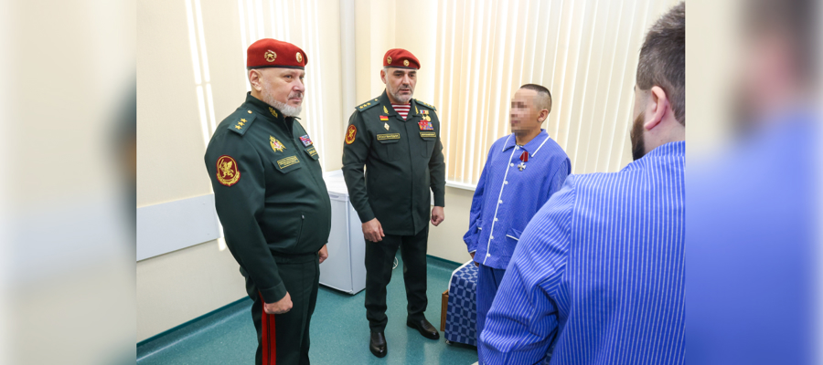 Росгвардейцам вручены боевые награды в Главном госпитале ведомства (видео)