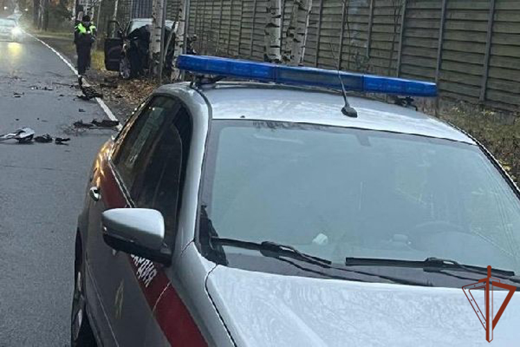 Патруль Росгвардии первым оказался на месте серьезного ДТП в Санкт-Петербурге и вызвал спасателей 