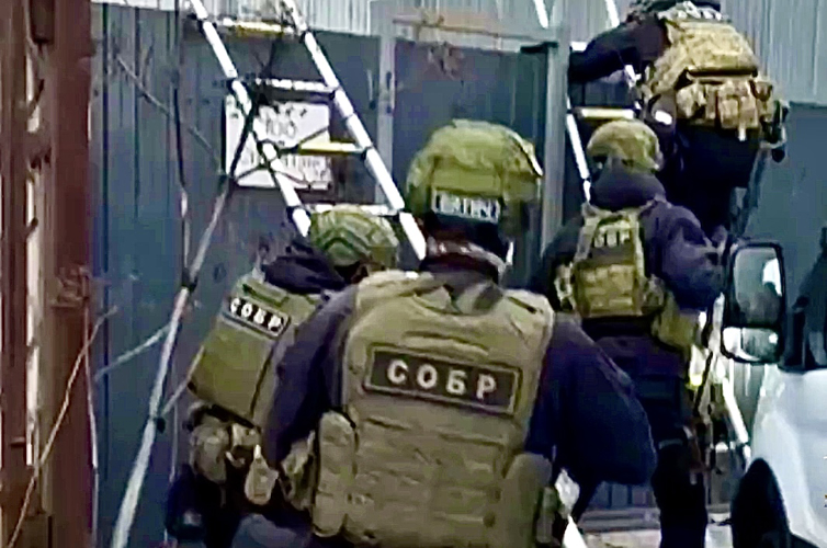 В Ленинградской области СОБР Росгвардии оказал содействие полицейским в изъятии крупной партии наркотиков (видео)