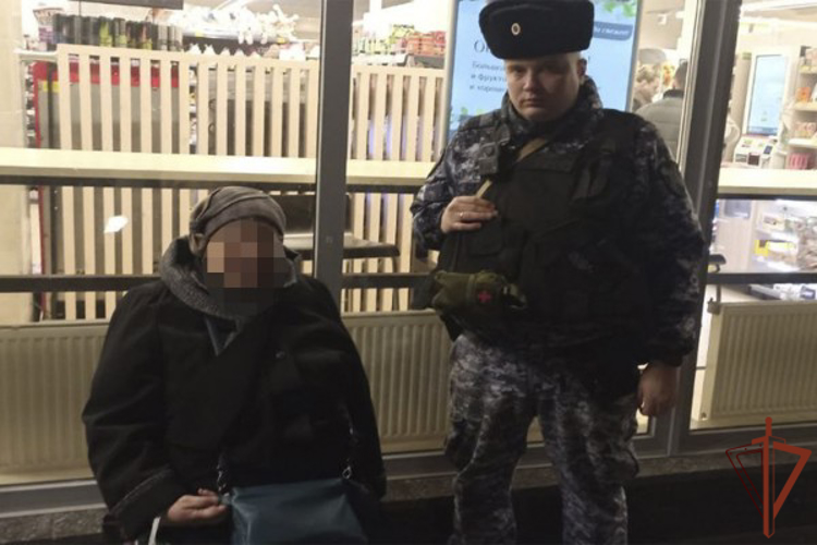 Росгвардейцы в Москве помогли почувствовавшей себя плохо женщине (видео)
