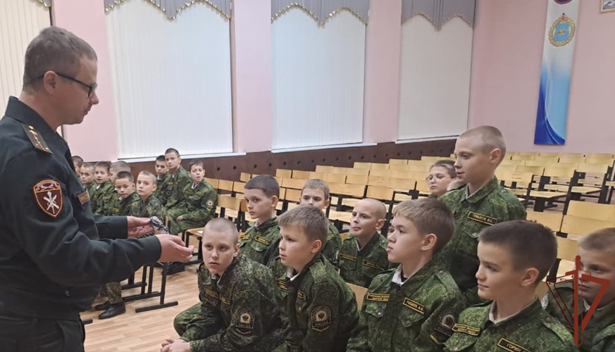 В Центральном округе Росгвардии проходят тематические уроки для воспитанников подшефных учреждений