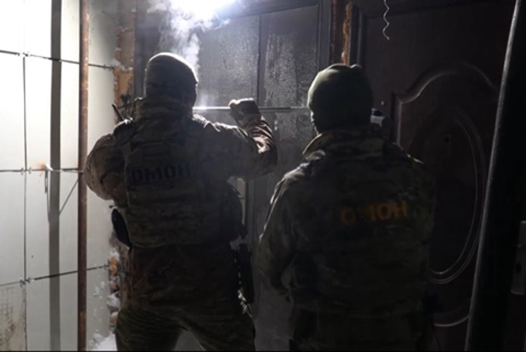 При содействии ОМОН Росгвардии в Хабаровске задержан подозреваемый в применении насилия в отношении представителя власти (видео)